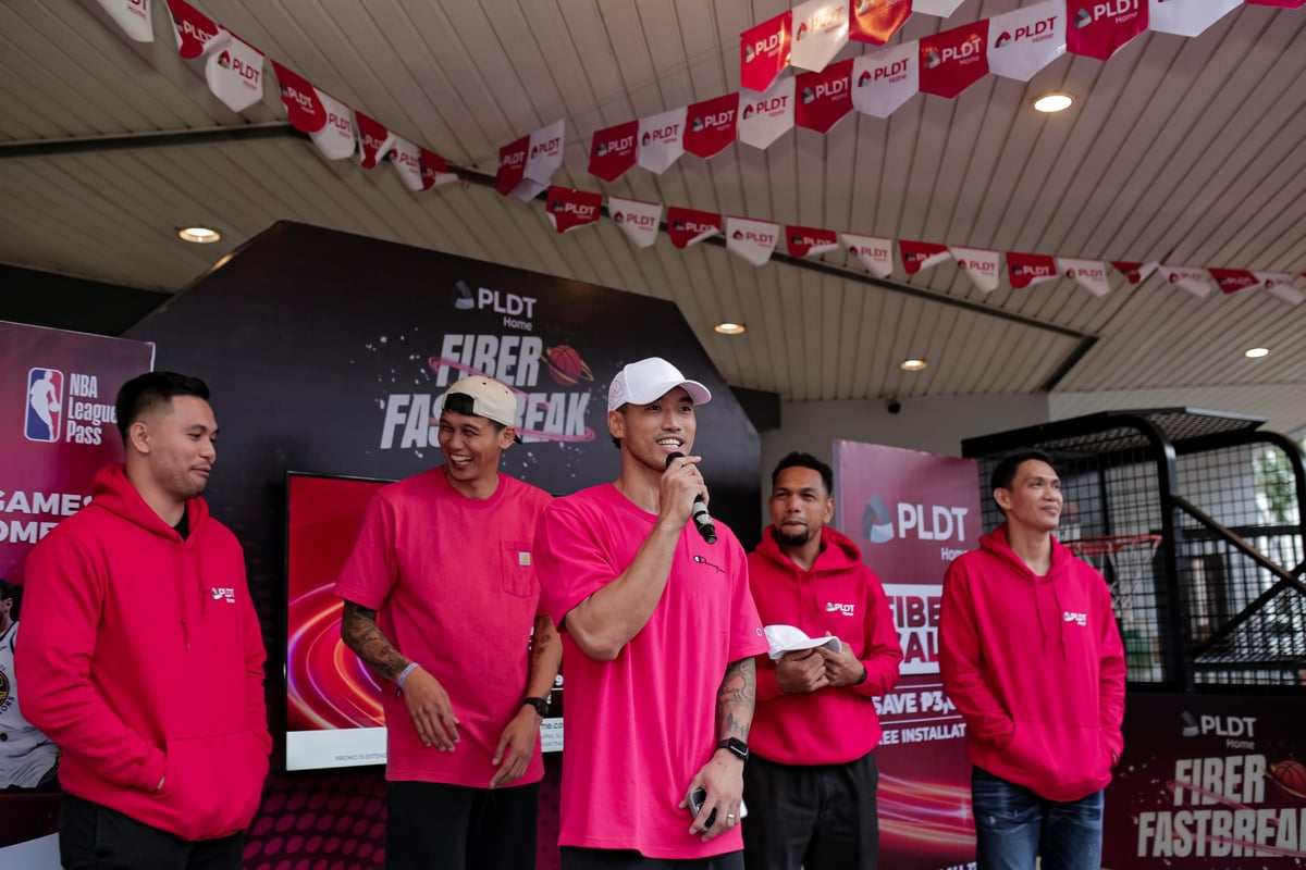 TNT Tropang Giga stars Gryann Mendoza, Poy Erram, Glenn Khobuntin, and Jayson Castro plus Davao-based PJ “The Scoring Apostle” Simon welcoming fans at PLDT Ponciano Davao.